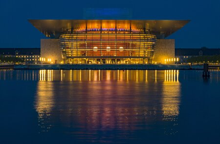 Opernhaus in Kopenhagen bei Nacht mit Reflexion im Wasser | © Gettyimages.com/pwmotion