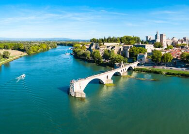 Panorama des Pont Saint-Bénézet und dem Fluss Rhone in Avignon | © Gettyimages.com/saiko3p