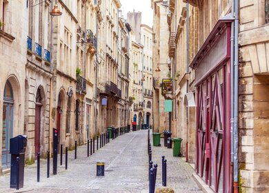 Fussgaengerzone in der Altstadt von Bordeaux | © Gettyimages.com/Rostislavv