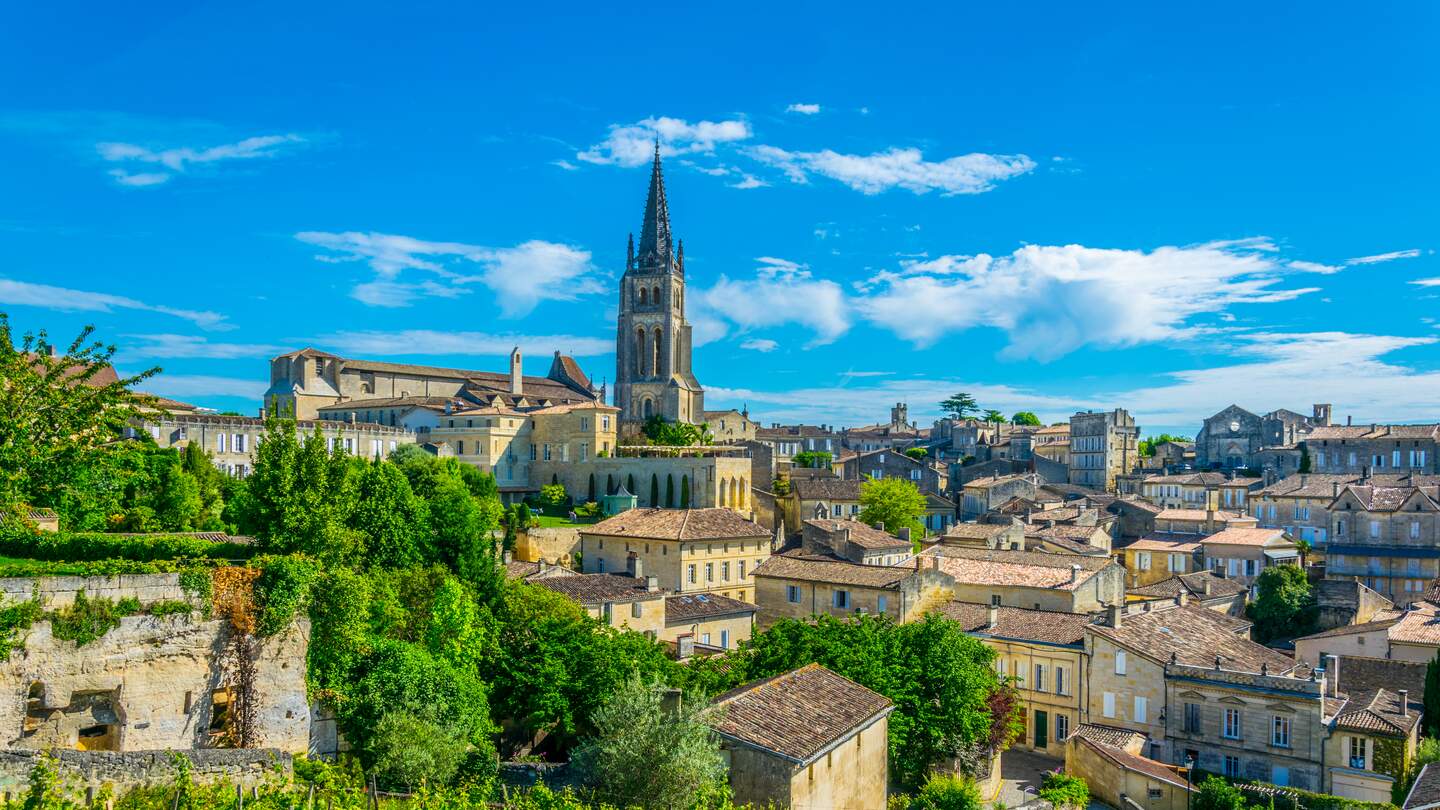 Luftaufnahme des franzoesischen Dorf Saint Emilion i Bordeaux | © Gettyimages.com/trabantos