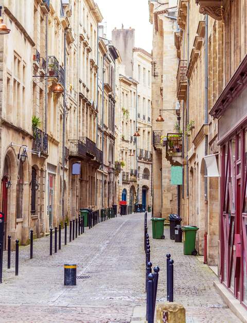 Fussgaengerzone in der Altstadt von Bordeaux | © Gettyimages.com/Rostislavv