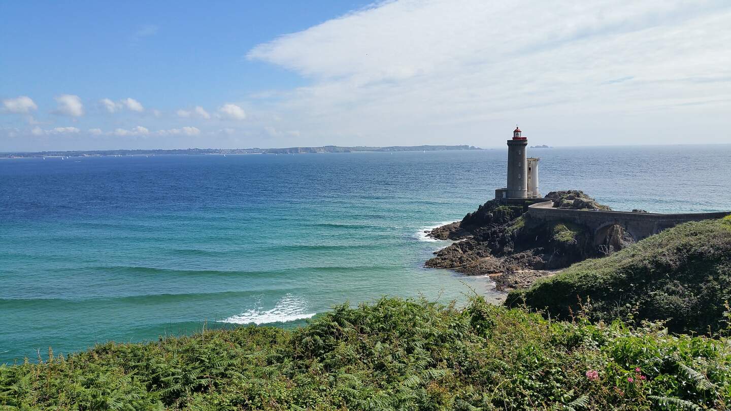 Schöner Blick auf das Meer und das alte Schlossvon Brest | © pixabay/TashaBzH