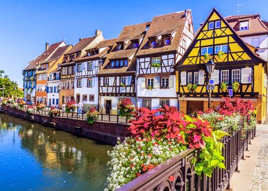 Petit Venice, Wasserkanal und traditionelle Fachwerkhaeuser in Colmar | © Gettyimages.com/carmengabriela