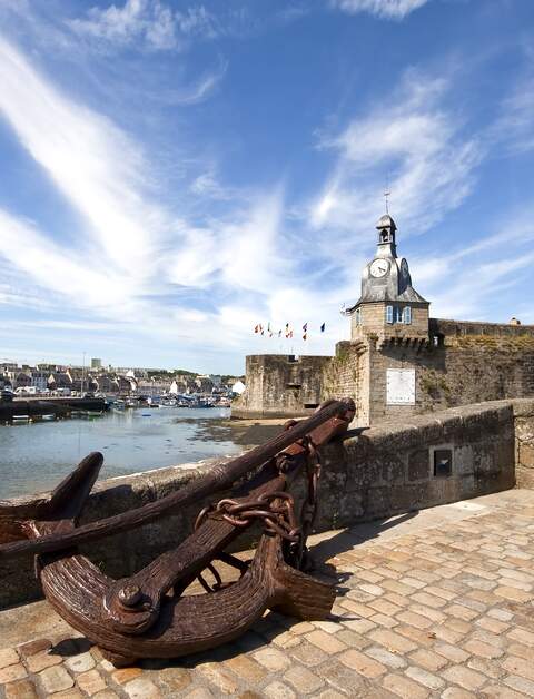 Blick auf die Stadtmauer mit einer Kanone im Vordergrund und die Villa Close in Concarneau | © gettyimages.com/gmalandra