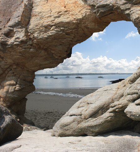 Am Strand durchbrochener Fels der den Blick in die Bucht von Concarneau freigibt | © gettyimages.com/nobtis