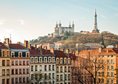 Blick auf den Huegel mit der Basilika Notre-Dame de Fourvière in Lyon, aus der Stadt fotografiert | © Gettyimages.com/Ladiras