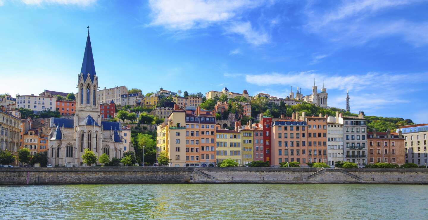 Lyoner Stadtbild von der Saone mit bunten Häusern und Fluss und der Kirche Saint-Georges | © Gettyimages.com/MartinM303