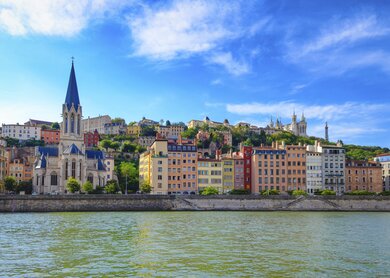 Lyoner Stadtbild von der Saone mit bunten Häusern und Fluss und der Kirche Saint-Georges | © Gettyimages.com/MartinM303