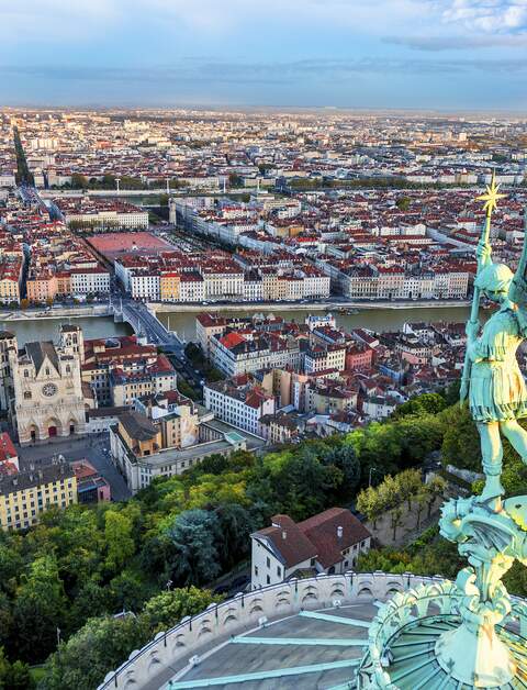 Blick von der Basilika Notre-Dame de Fourvière über die Stadt Lyon, aus der Vogelperspektive | © Gettyimages.com/ventdusud