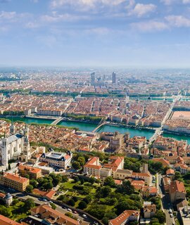 Lyon Panorama mit Fourviere Basilika, Part-Dieu Stadtzentrum Rhone und Saone Fluss | © Gettyimages.com/NicoElNino