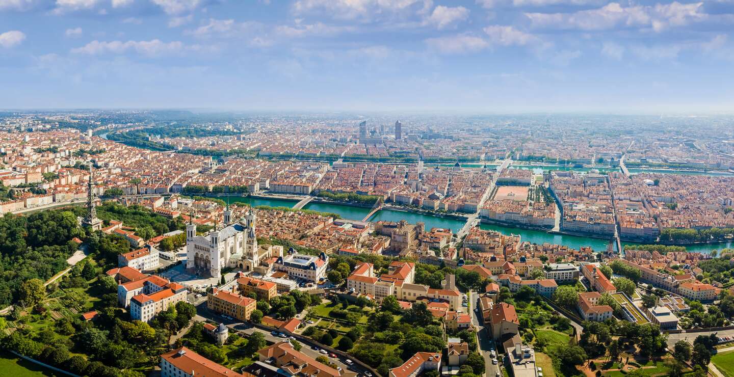 Lyon Panorama mit Fourviere Basilika, Part-Dieu Stadtzentrum Rhone und Saone Fluss | © Gettyimages.com/NicoElNino