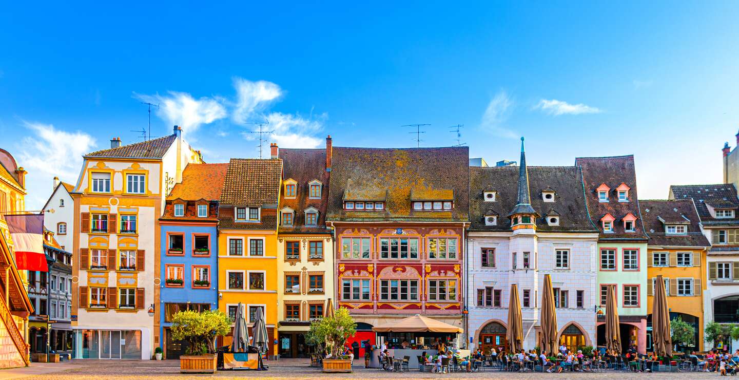 Blick auf die historische Altstadt von Mulhouse mit bunten Fassaden, engen Gassen  | © Gettyimages.com/Aliaksandr Antanovich