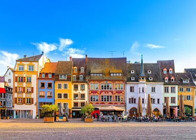 Blick auf die historische Altstadt von Mulhouse mit bunten Fassaden, engen Gassen  | © Gettyimages.com/Aliaksandr Antanovich