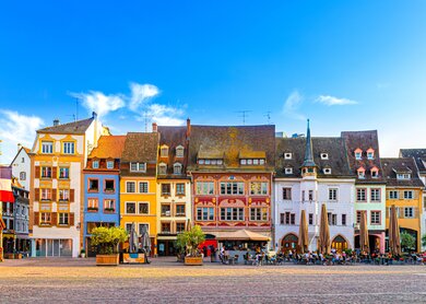 Blick auf die historische Altstadt von Mulhouse mit bunten Fassaden, engen Gassen  | © Gettyimages.com/Aliaksandr Antanovich