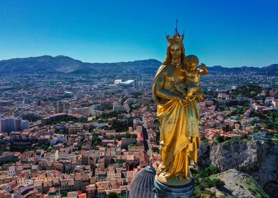 Historisches Denkmal auf der Basilika Notre-Dame De La Gardeüber der Stadt Marseille | © Gettyimages.com/Jequel Cyril 