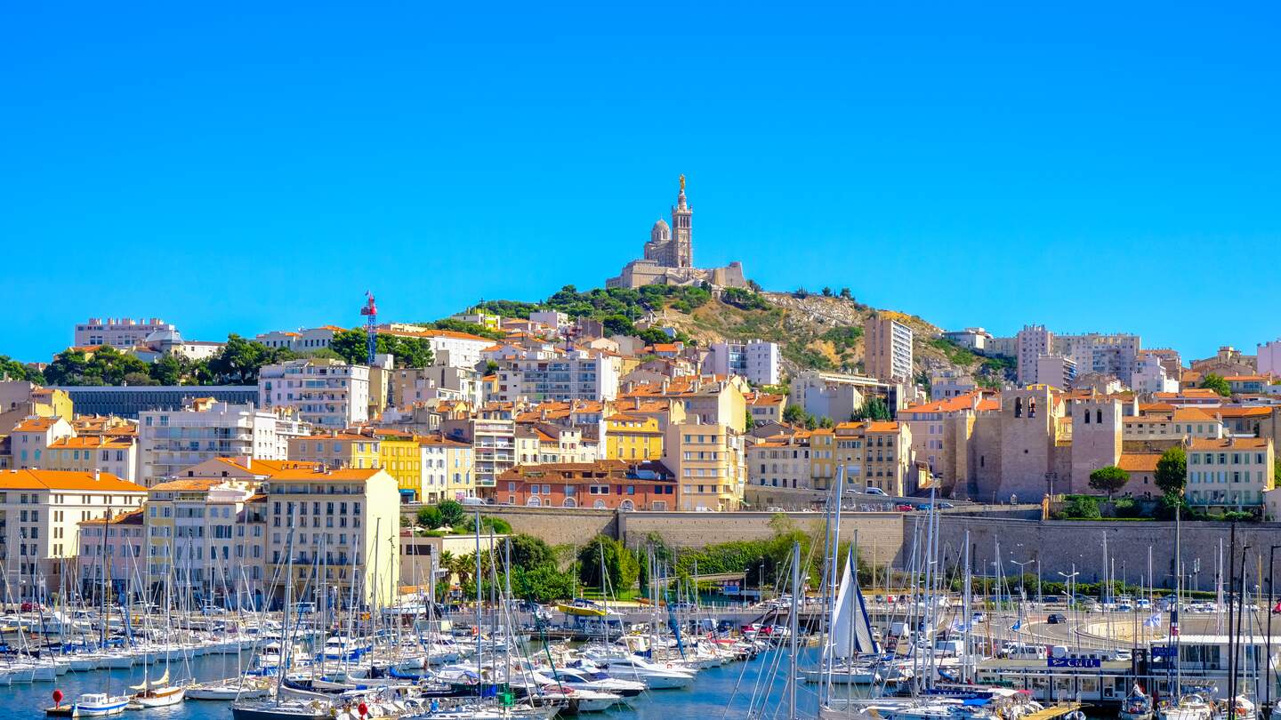 Der Damm von Marseille mit Yachten und Booten im Alten Hafen  | © Gettyimages.com/Andrei Vasilev
