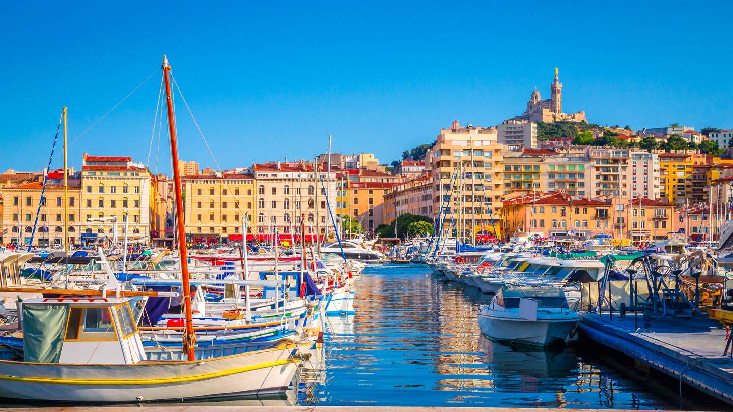 Sommer-Blick auf die Basilika Notre Dame De La Garde und alten Hafen in Marseille | © Gettyimages.com/Olena_Z