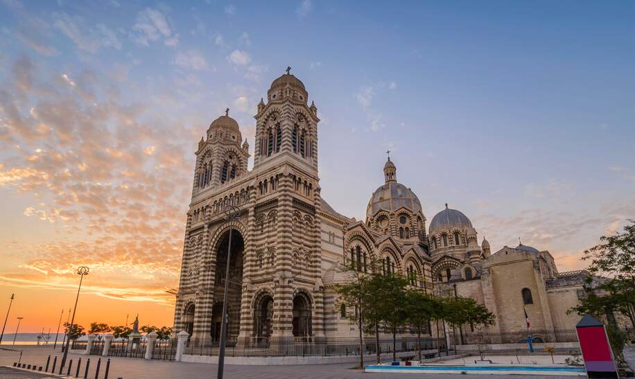 Kathedrale von Marseille bei Sonnenuntergang | © Gettyimages.com/Noppasin Wongchum