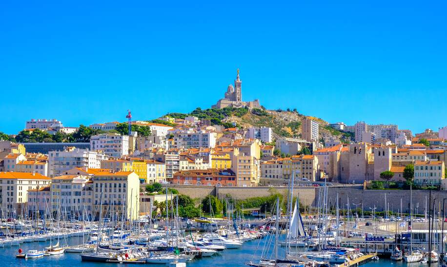 Der Damm von Marseille mit Yachten und Booten im Alten Hafen  | © Gettyimages.com/Andrei Vasilev