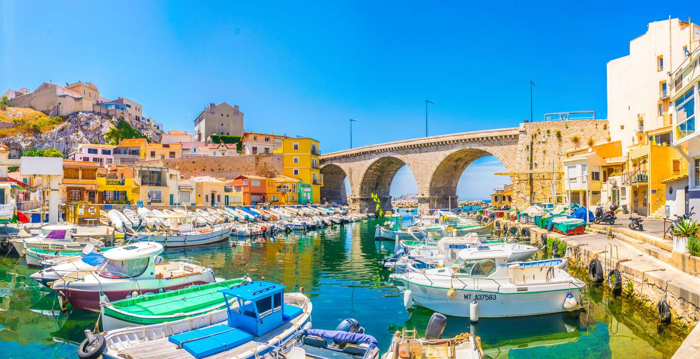 Vallon des Auffes Port in Marseille, Frankreich mit bunten Booten und Haeusern im Hintergrund | © Gettyimages.com/trabantos