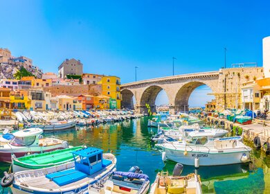 Vallon des Auffes Port in Marseille, Frankreich | © Gettyimages.com/trabantos Vallon des Auffes Port in Marseille, Frankreich mit bunten Booten und Haeusern im Hintergrund | © Gettyimages.com/trabantos
