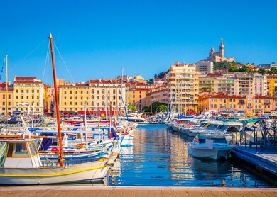 Sommer-Blick auf die Basilika Notre Dame De La Garde und alten Hafen in Marseille | © Gettyimages.com/Olena_Z