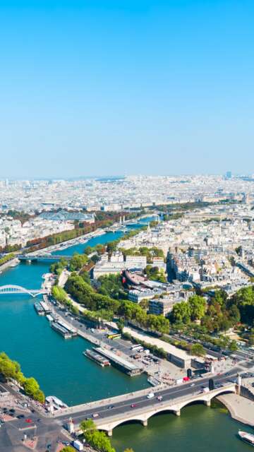 Der Eiffelturm, ein schmiedeeiserner Gitterturm auf dem Champ de Mars, aus der Luft in Paris | © Gettyimages.com/saiko3p