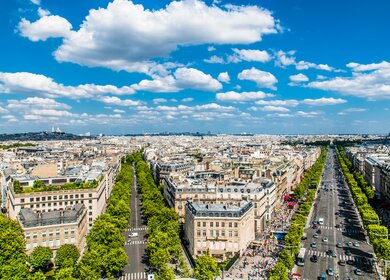 Luftaufnahme der Champs-Elysées in Paris. Menschen schlendern auf der Einkaufsstraße. | © Gettyimages.com/OSTILL