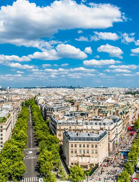 Luftaufnahme der Champs-Elysées in Paris. Menschen schlendern auf der Einkaufsstraße. | © Gettyimages.com/OSTILL