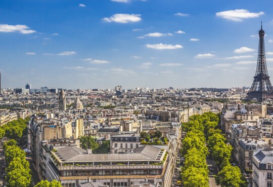 Blick von der Aussichtsplattform des Arc de Triomphe auf Paris mit dem Eiffelturm | © Gettyimages.com/William Perry 