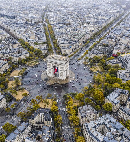 Luftaufnahme von der Arc de Triomphe | © Gettyimages.com/lifeonwhite