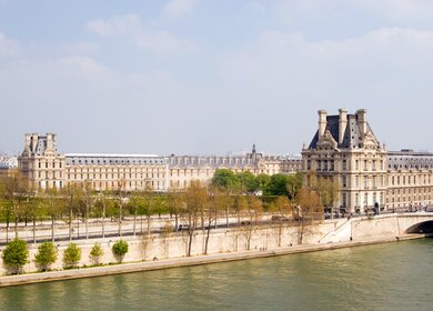 Louvre Museum und Jardin du Carrousel entlang der Seine | © Gettyimages.com/rmcguirk