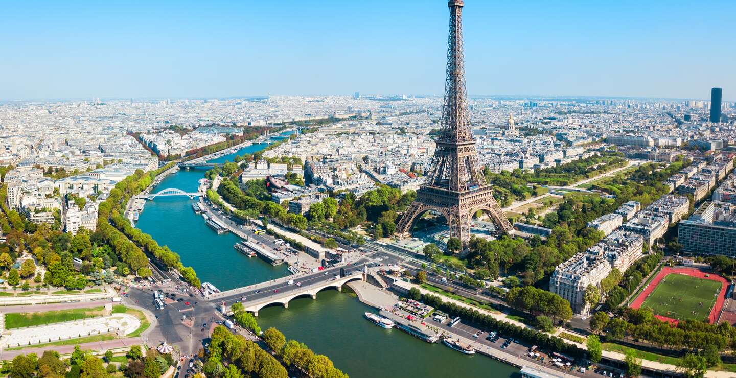 Der Eiffelturm, ein schmiedeeiserner Gitterturm auf dem Champ de Mars, aus der Luft in Paris | © Gettyimages.com/saiko3p