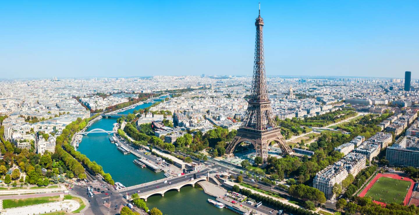 Der Eiffelturm, ein schmiedeeiserner Gitterturm auf dem Champ de Mars, aus der Luft in Paris | © Gettyimages.com/saiko3p