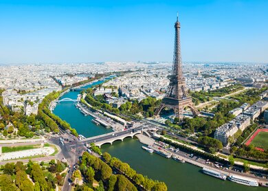 Der Eiffelturm, ein schmiedeeiserner Gitterturm auf dem Champ de Mars, aus der Luft in Paris | © Gettyimages.com/saiko3p