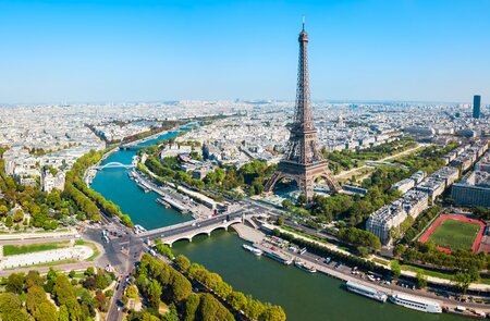 Der Eiffelturm, ein schmiedeeiserner Gitterturm auf dem Champ de Mars, aus der Luft in Paris | © Gettyimages.com/saiko3p