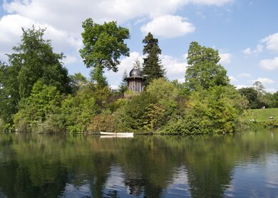 Menschen sitzen am Lac Inferieur im Bois de Boulogne an einem ruhigen Nachmittag in Paris. | © Gettyimages.com/vivekiyer9