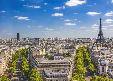 Blick von der Aussichtsplattform des Arc de Triomphe auf Paris mit dem Eiffelturm | © Gettyimages.com/William Perry 