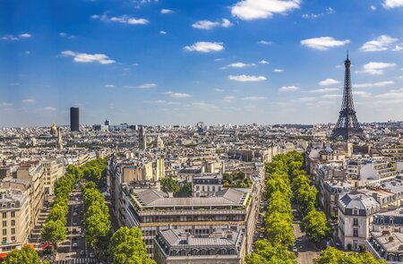 Blick von der Aussichtsplattform des Arc de Triomphe auf Paris mit dem Eiffelturm | © Gettyimages.com/William Perry 