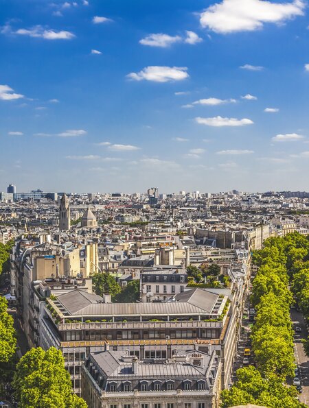 Blick von der Aussichtsplattform des Arc de Triomphe auf Paris mit dem Eiffelturm | © Gettyimages.com/William Perry 