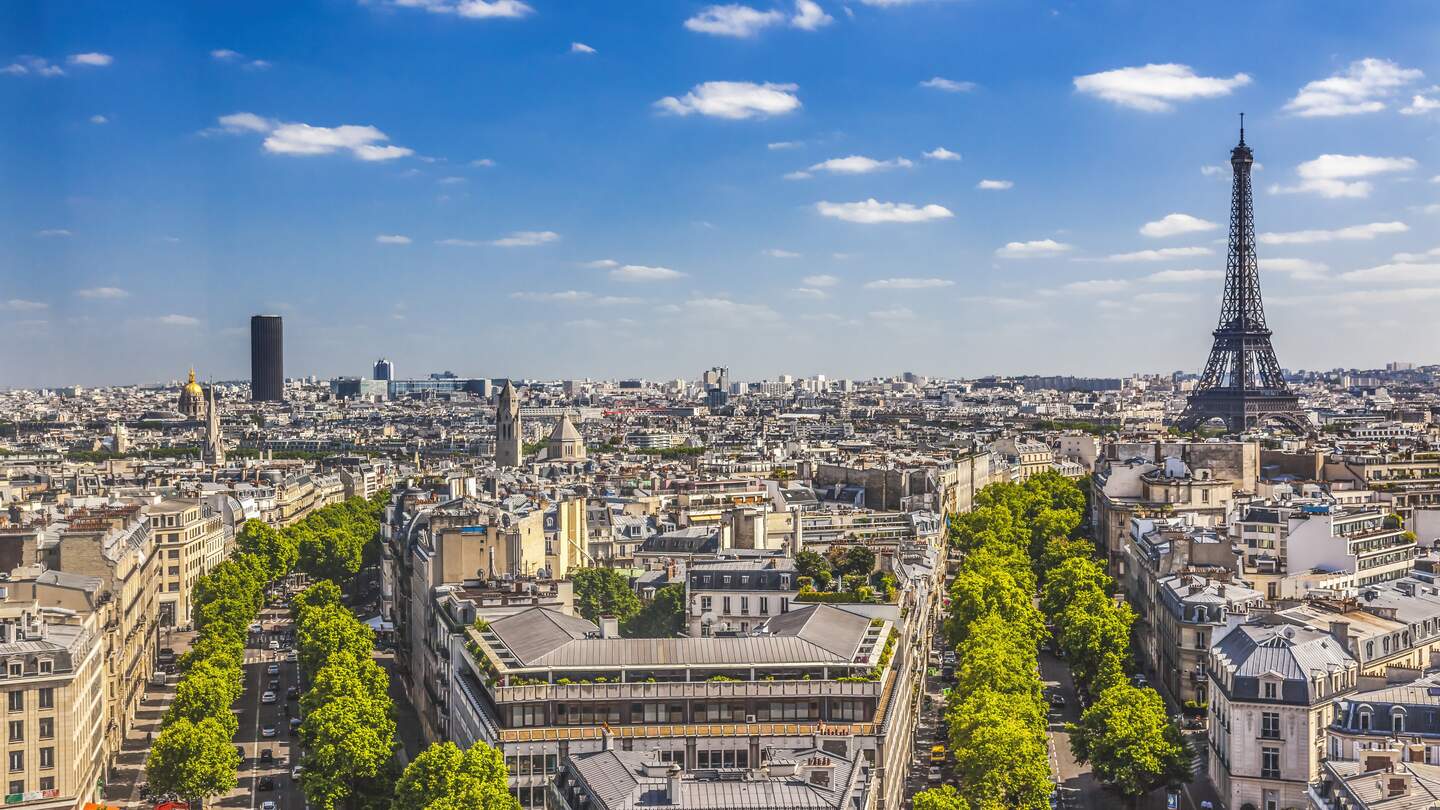 Blick von der Aussichtsplattform des Arc de Triomphe auf Paris mit dem Eiffelturm | © Gettyimages.com/William Perry 