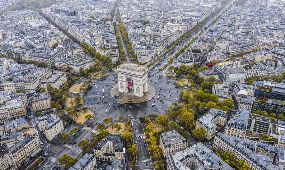 Luftaufnahme von der Arc de Triomphe | © Gettyimages.com/lifeonwhite