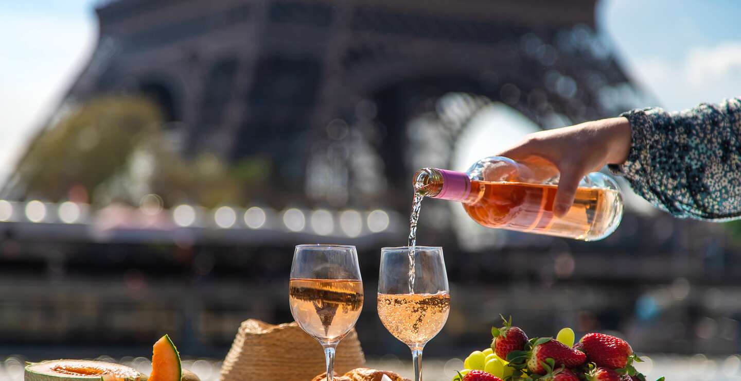 Paris Eiffelturm Picknick Frankreich | © Gettyimages.com/Yana Tatevosian