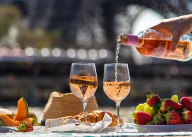 Paris Eiffelturm Picknick Frankreich | © Gettyimages.com/Yana Tatevosian