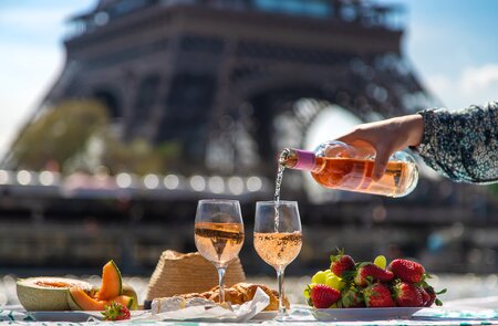 Paris Eiffelturm Picknick Frankreich | © Gettyimages.com/Yana Tatevosian