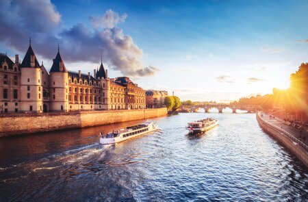 Dramatischer Sonnenuntergang über der Seine in Paris, Frankreich, mit Conciergerie und Pont Neuf | © Gettyimages.com/Britus