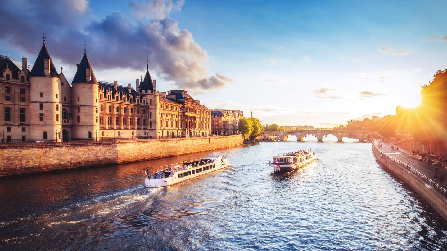 Dramatischer Sonnenuntergang über der Seine in Paris, Frankreich, mit Conciergerie und Pont Neuf | © Gettyimages.com/Britus