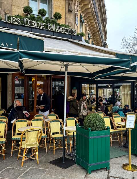 Die legendäre Brasserie Les Deux Magots serviert traditionelle französische Gerichte in einem luftigen, charmanten Raum in Paris. Boulevard und Platz Saint Germain des Pres in Paris | © Gettyimages.com/Alla Tsyganova 