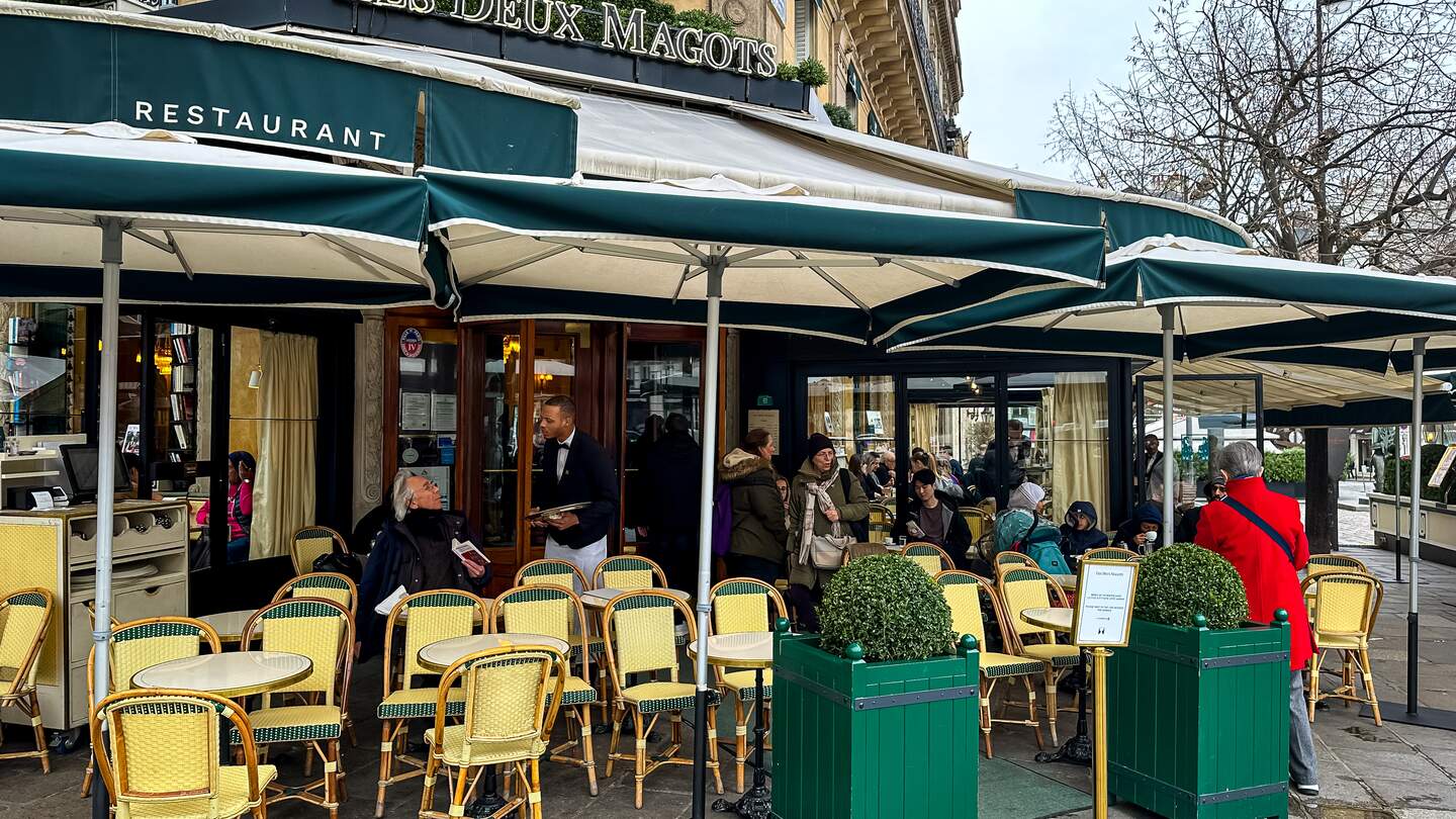 Die legendäre Brasserie Les Deux Magots serviert traditionelle französische Gerichte in einem luftigen, charmanten Raum in Paris. Boulevard und Platz Saint Germain des Pres in Paris | © Gettyimages.com/Alla Tsyganova 