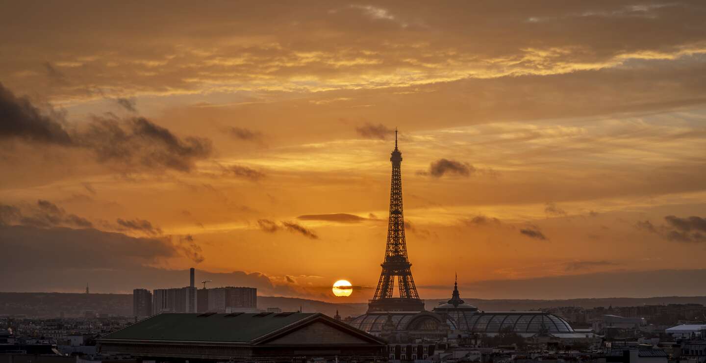 Sonnenuntergang über den Dächern von Paris mit dem Eiffelturm im Hintergrund | © Gettyimages.com/FranckLegros